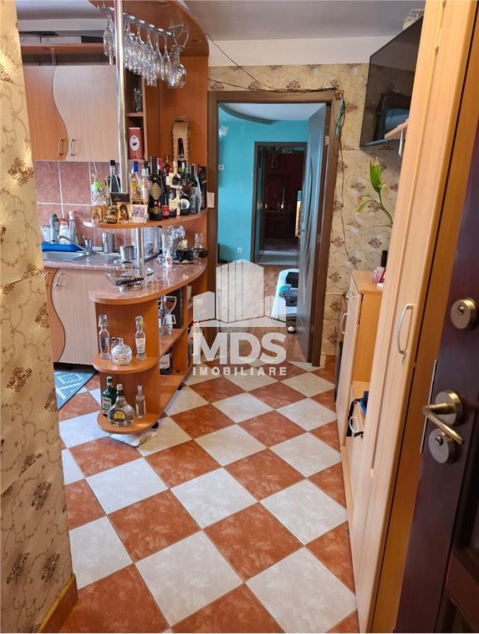 Amenajat complet in bloc anvelopat la etaj intermediar - 