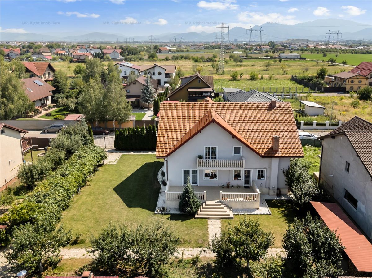 Vila / Casa superba cu 5 camere zona | 1032 mp teren |  Sanpetru Brasov - foto 3