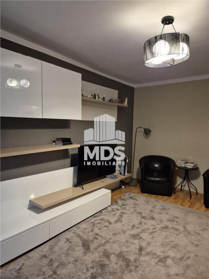 Decomandat cu 2 băi la etajul 3 - 