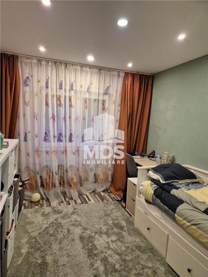 Decomandat cu 2 băi la etajul 3 - foto 5