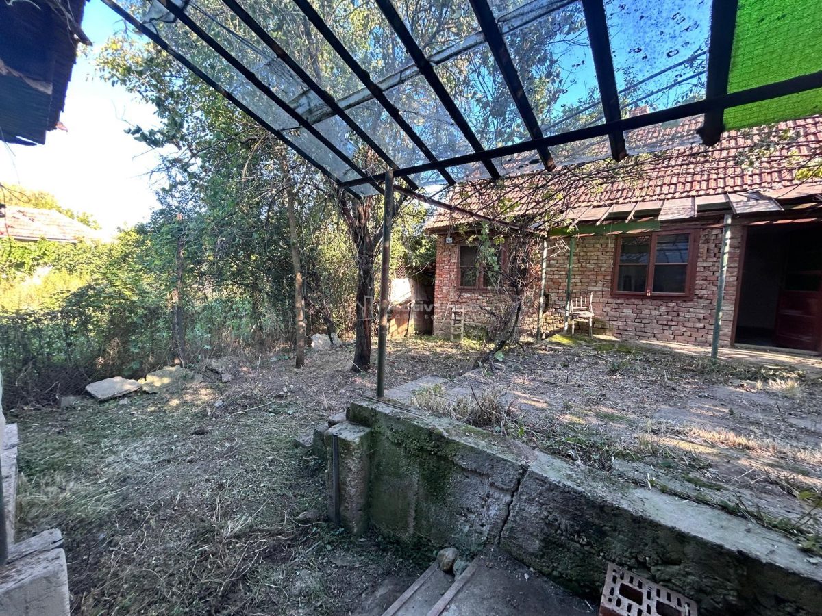 Bocsa Romana, 2 Corpuri de cladire cu Teren de 555 mp. si garaj, la sosea - foto 13