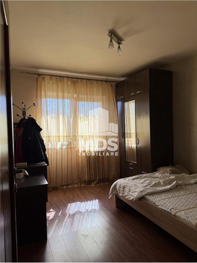 Decomandat cu 2 bai la parter inalt, lingă Piața Verde - foto 2