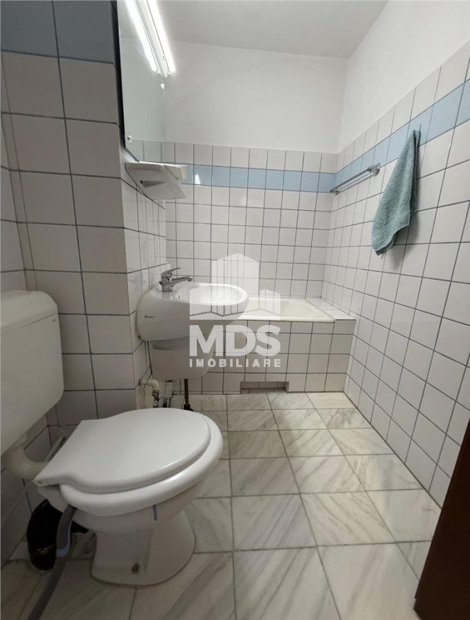 Decomandat cu 2 bai la parter inalt, lingă Piața Verde - foto 3