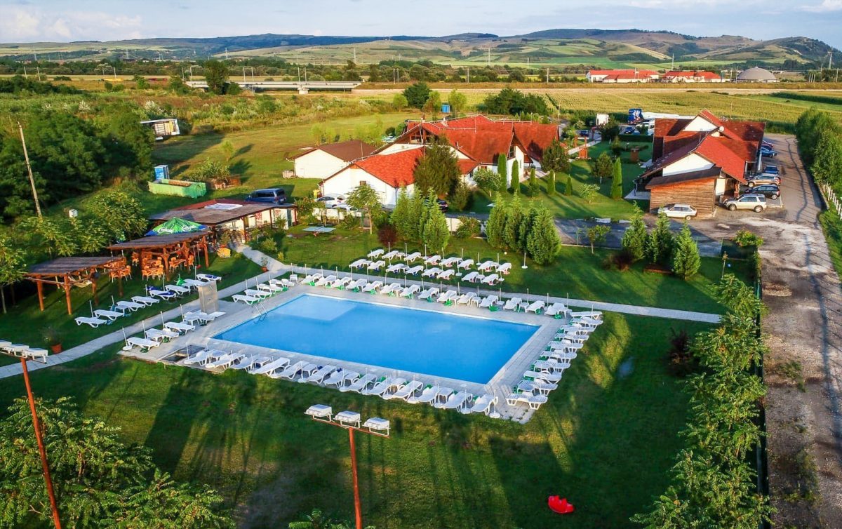 Complex turistic cu restaurant, piscina si teren de tenis - Vintu de Jos
