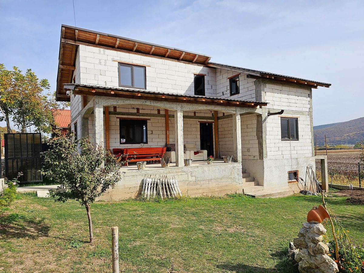 Casa semifinisata in zona pitoreasca, langa padure, 450 mp teren, Sard - foto 2