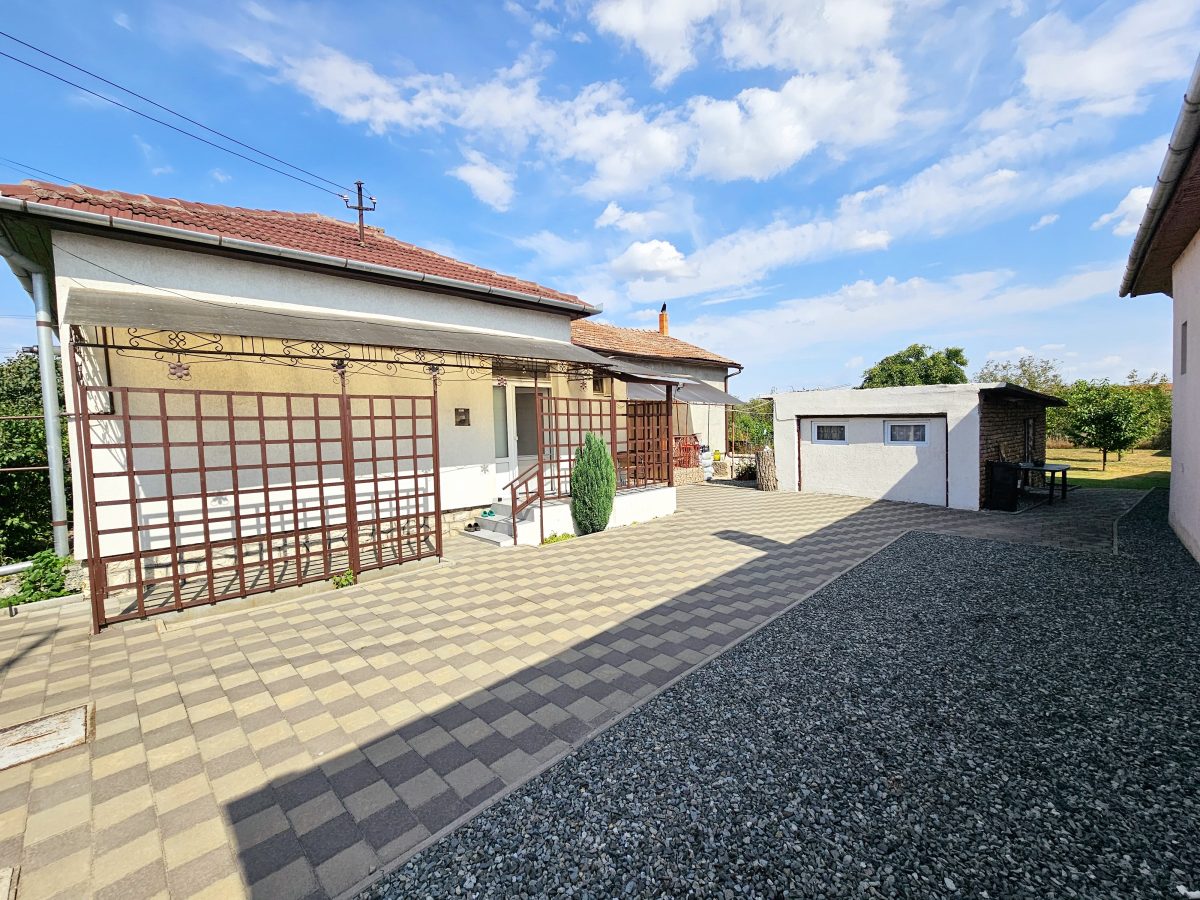 Casa 4 camere, 2 bai, 2 bucatarii, 1050 mp teren, zona Centru - Alba Iulia