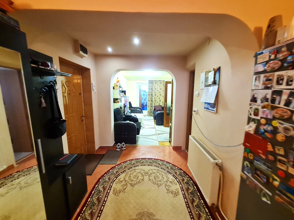 Apartament 3 Camere, 75 mp, Decomandat, Zona Cetate - foto 3