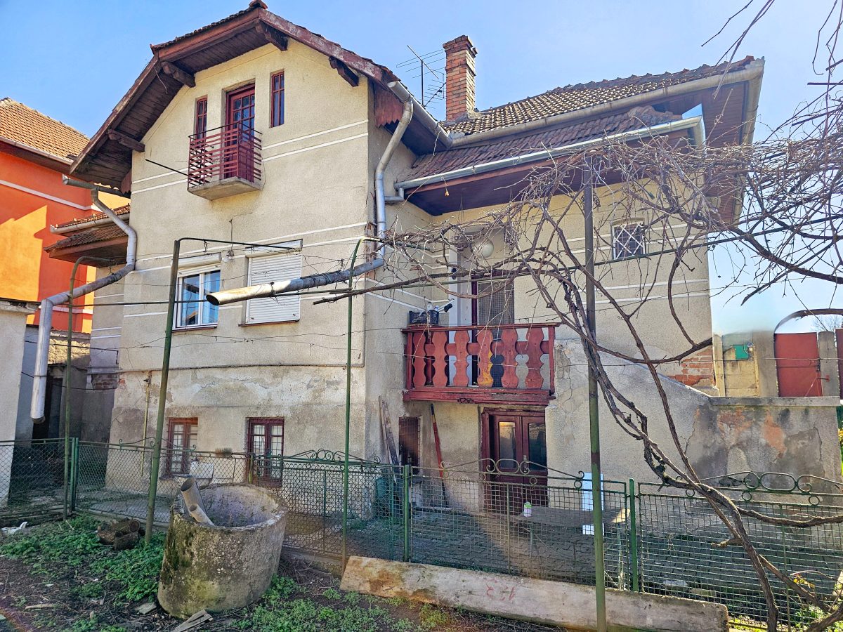 Casa 3 camere, 489 mp teren, acces la 2 strazi, zona ultracentrala - Alba Iulia