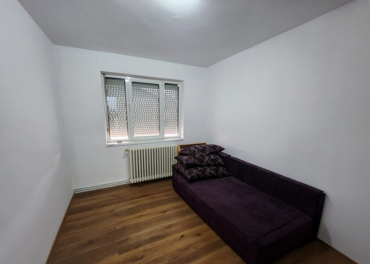 De vanzare apartament 3 camere zona Cetate - foto 2