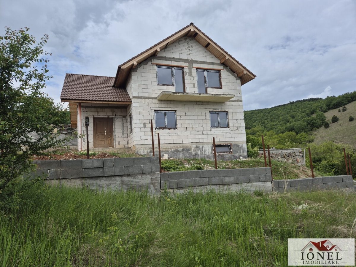 Casa la rosu de vanzare in Alba Iulia - Alba Iulia