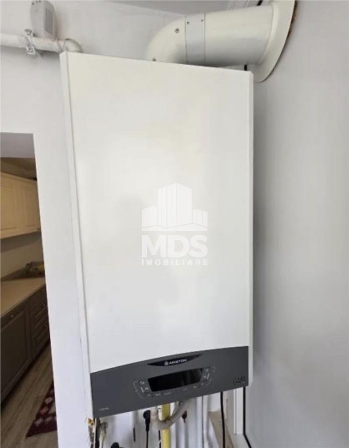 Decomandat la etaj 1 cu centrala propie - foto 2