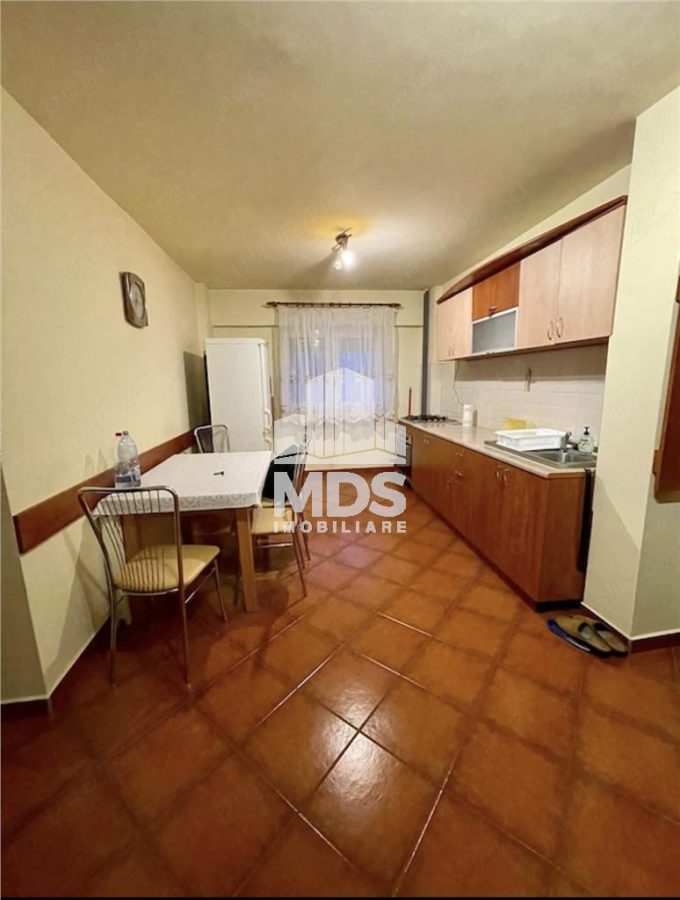 Decomandat cu 2 bai la etajul 1 aproape de Mall - 