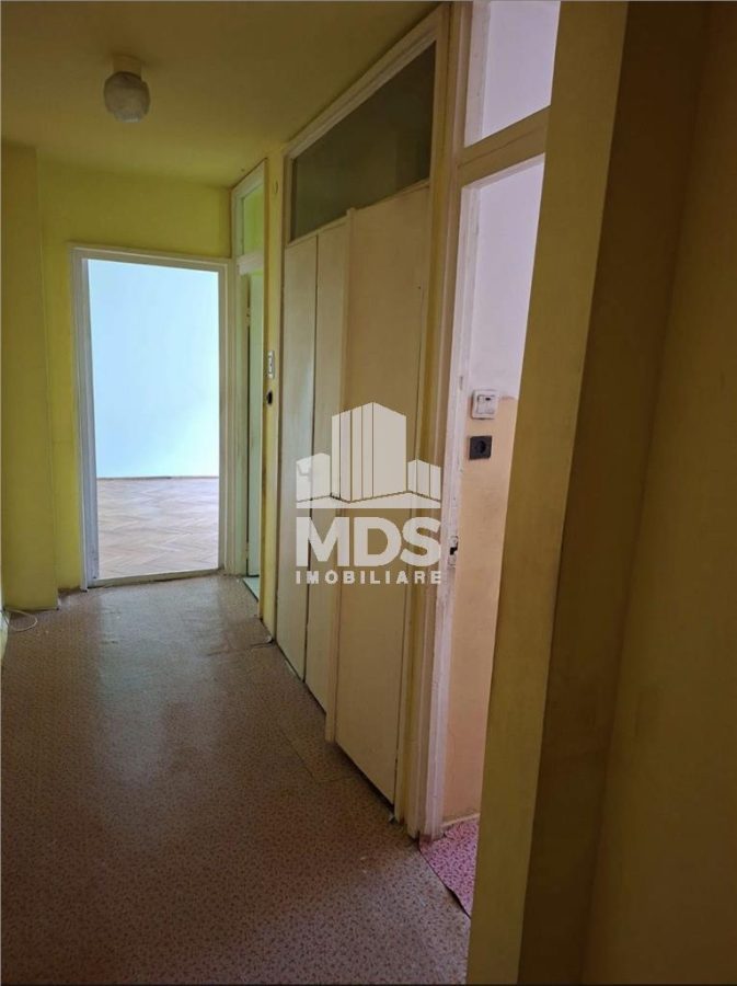 Decomandat la et 3 ?n bloc anvelopat, model mare - 