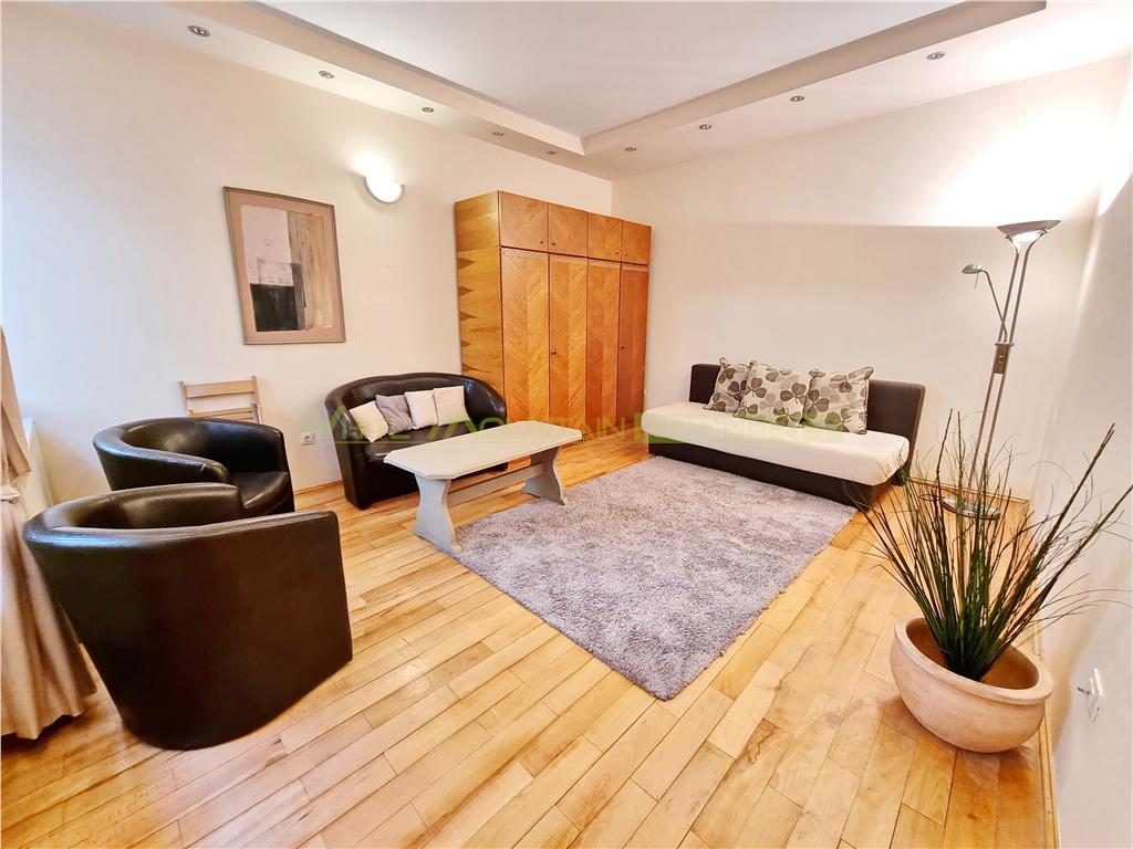 Garsoniera spatioasa de inchiriat in Centrul Istoric al Brasovului - 