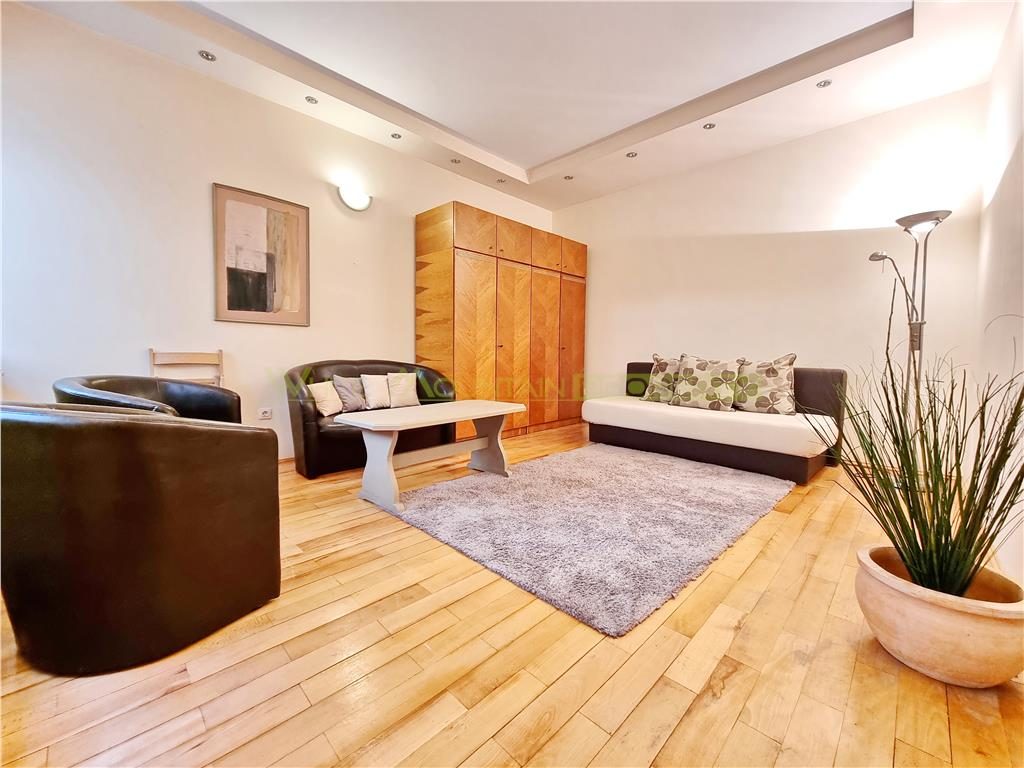 Garsoniera spatioasa de inchiriat in Centrul Istoric al Brasovului - foto 9