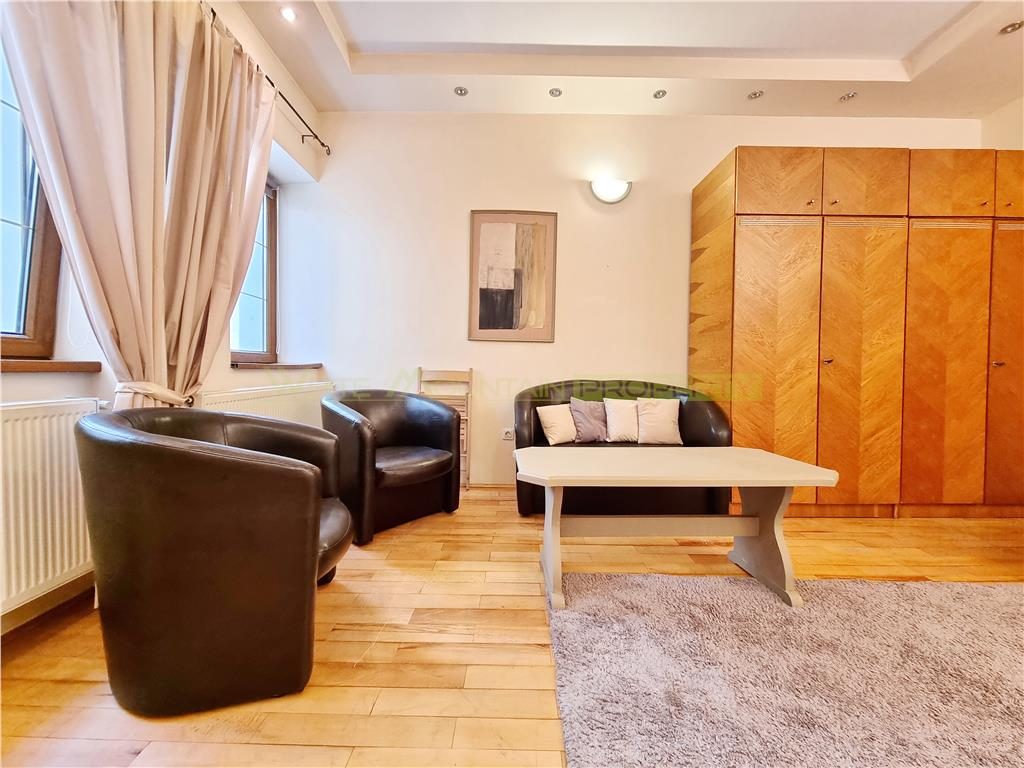 Garsoniera spatioasa de inchiriat in Centrul Istoric al Brasovului - foto 10