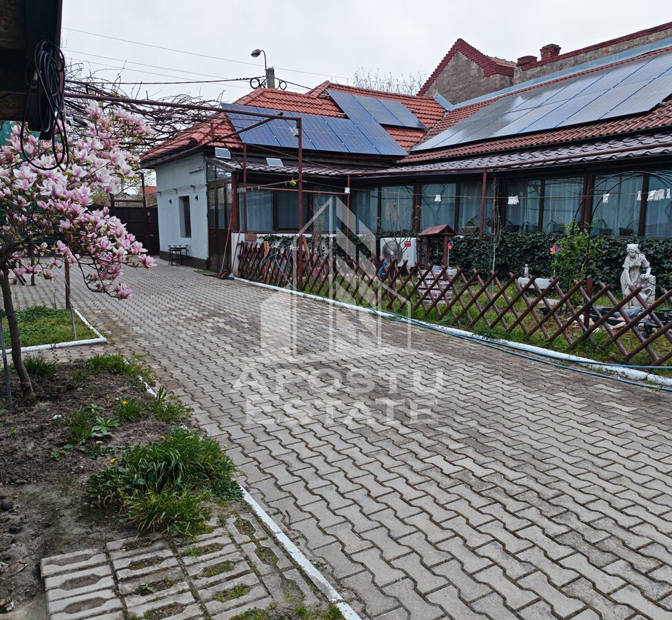 Casa individuala de vanzare, cu 4 camere si 2 garaje, zona Lipovei - 