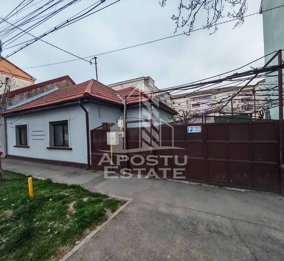 Casa individuala de vanzare, cu 4 camere si 2 garaje, zona Lipovei - foto 2