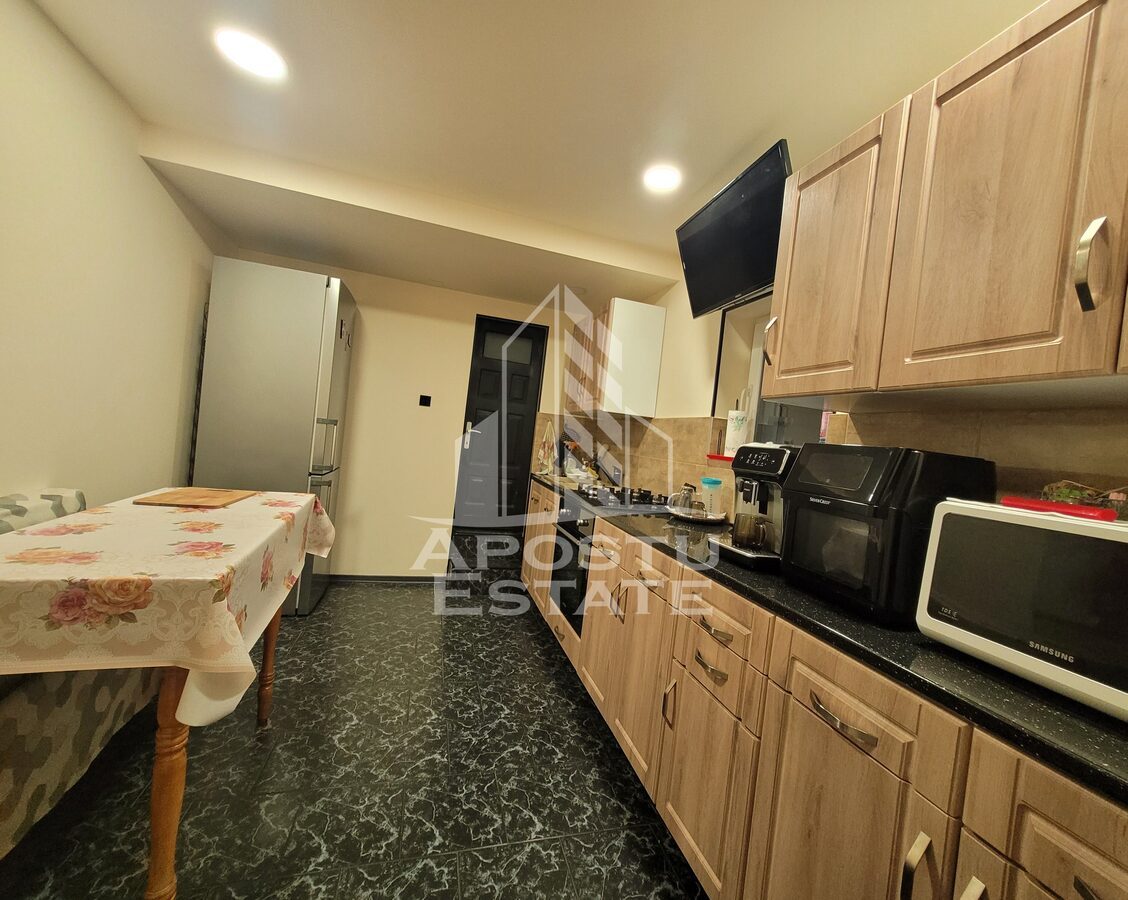 Casa individuala de vanzare, cu 4 camere si 2 garaje, zona Lipovei - foto 16