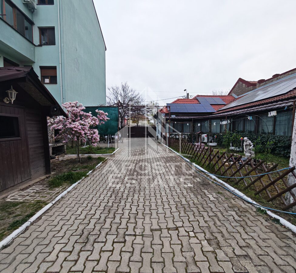 Casa individuala de vanzare, cu 4 camere si 2 garaje, zona Lipovei - foto 6