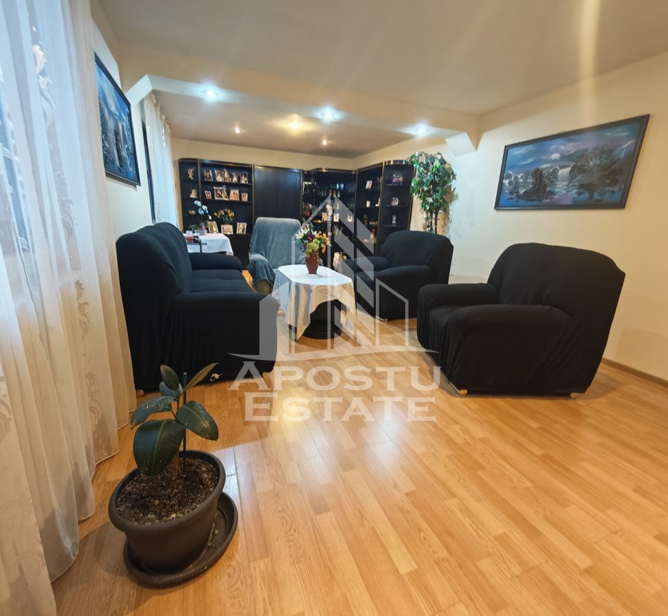 Casa individuala de vanzare, cu 4 camere si 2 garaje, zona Lipovei - foto 9