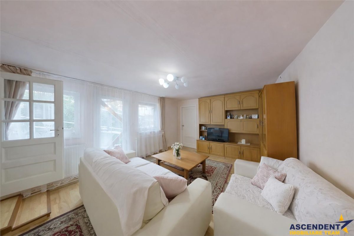 Un colt de liniste la poalele Tampei, Schei -  Casuta singura in curte, Brasov - 