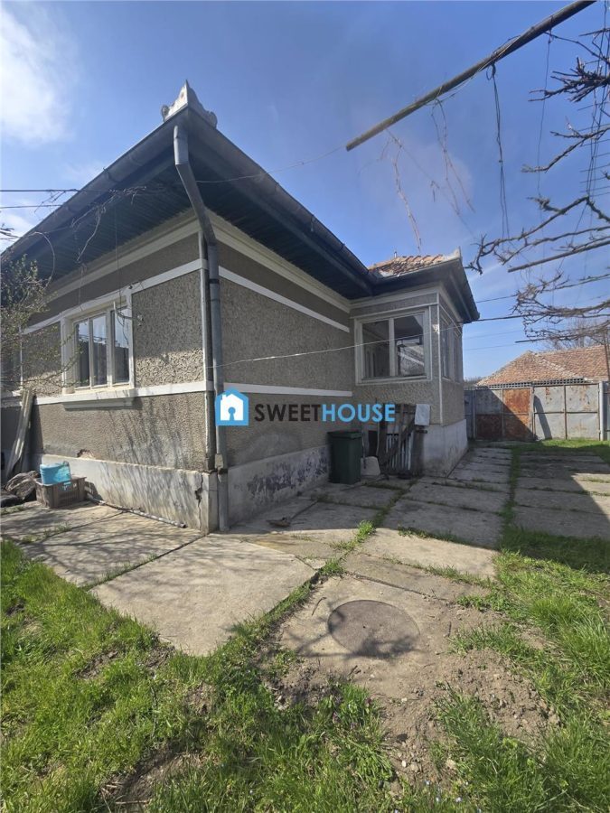 Casa cu ttei camere in zona centrala - 