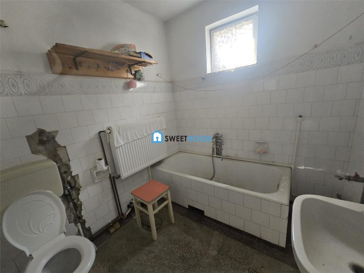 Casa cu ttei camere in zona centrala - foto 12