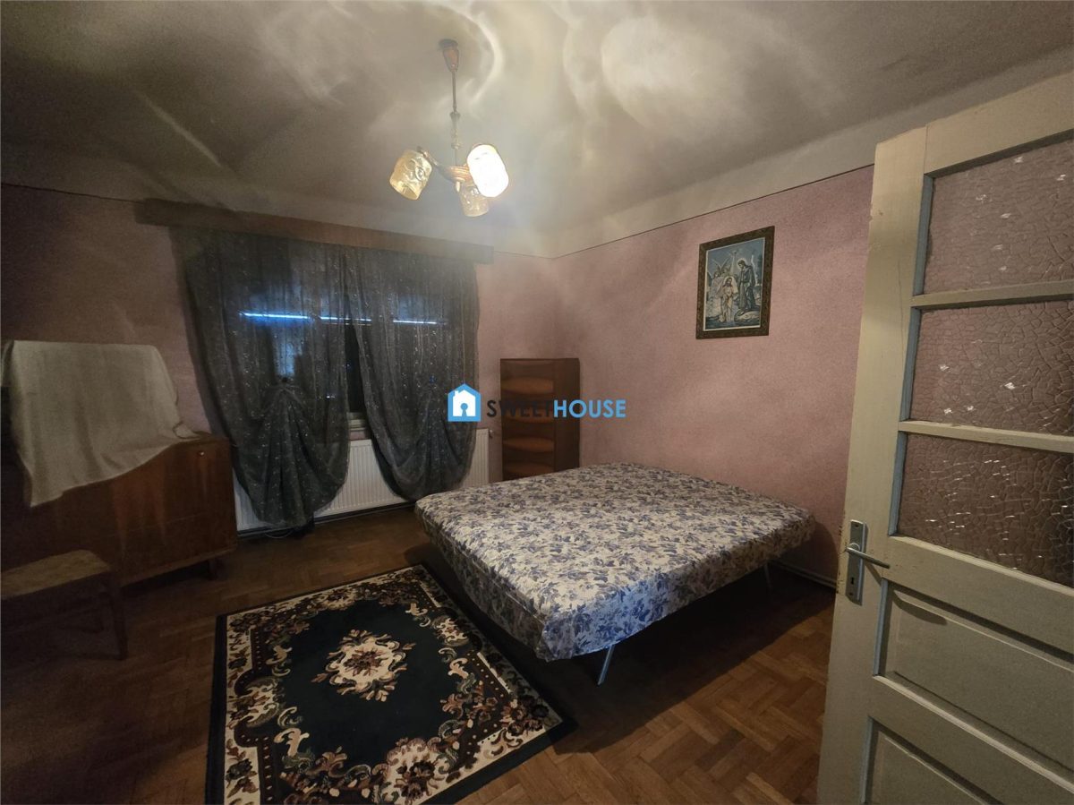 Casa cu ttei camere in zona centrala - foto 14