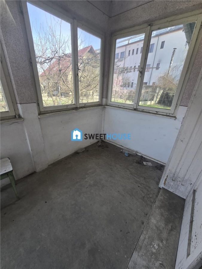 Casa cu ttei camere in zona centrala - foto 4