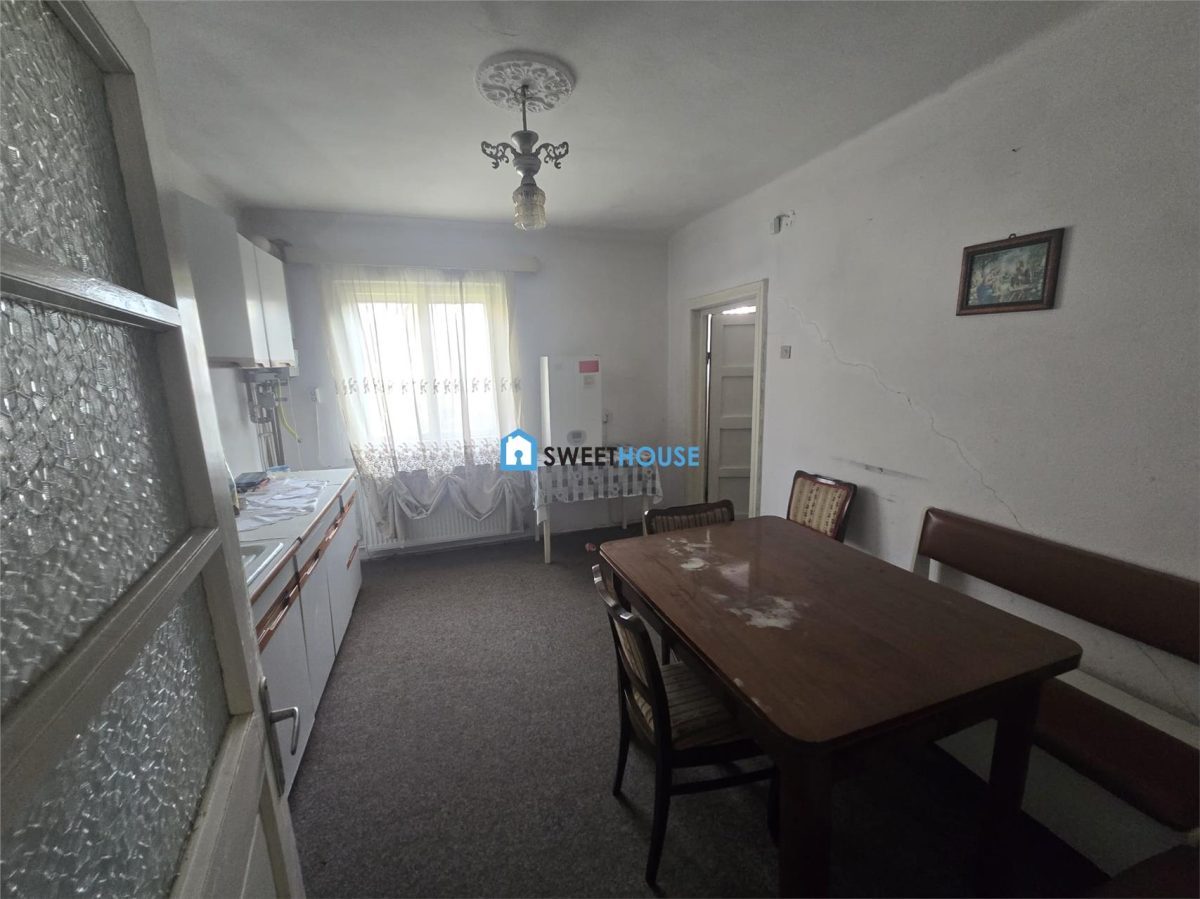 Casa cu ttei camere in zona centrala - foto 9