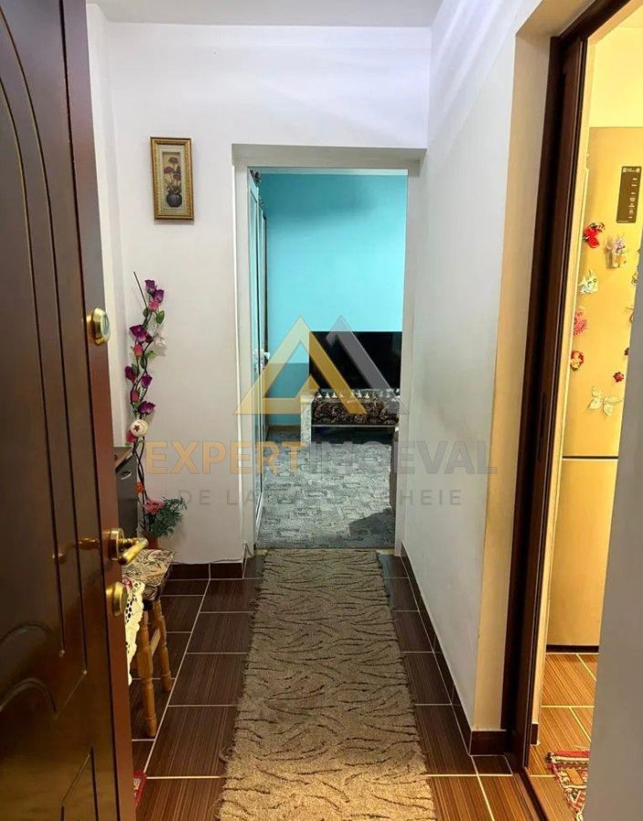 Apartament 3 camere B-dul Traian 67 mp  Garaj si mansarda  etaj 4/4 - foto 3