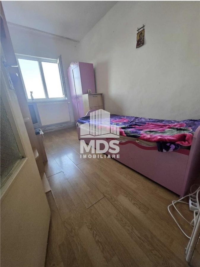 Decomandat la etaj 3 cu 2 balcoane - foto 2