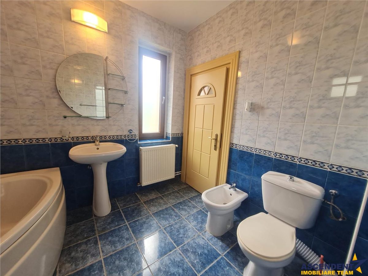 Vila impetuoasa pe 700mp teren:Spatiu versatil pentru locuinta/afacere Premium - foto 17