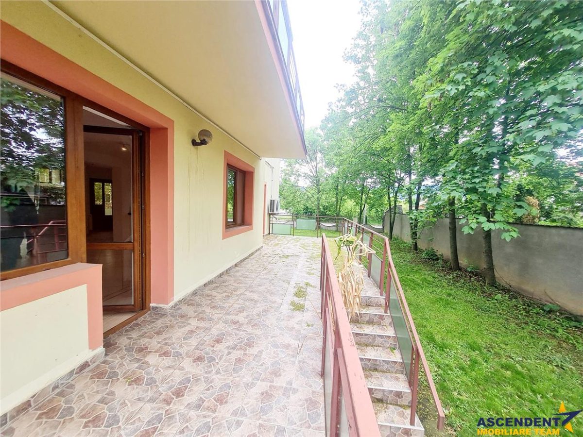 Vila impetuoasa pe 700mp teren:Spatiu versatil pentru locuinta/afacere Premium - foto 23