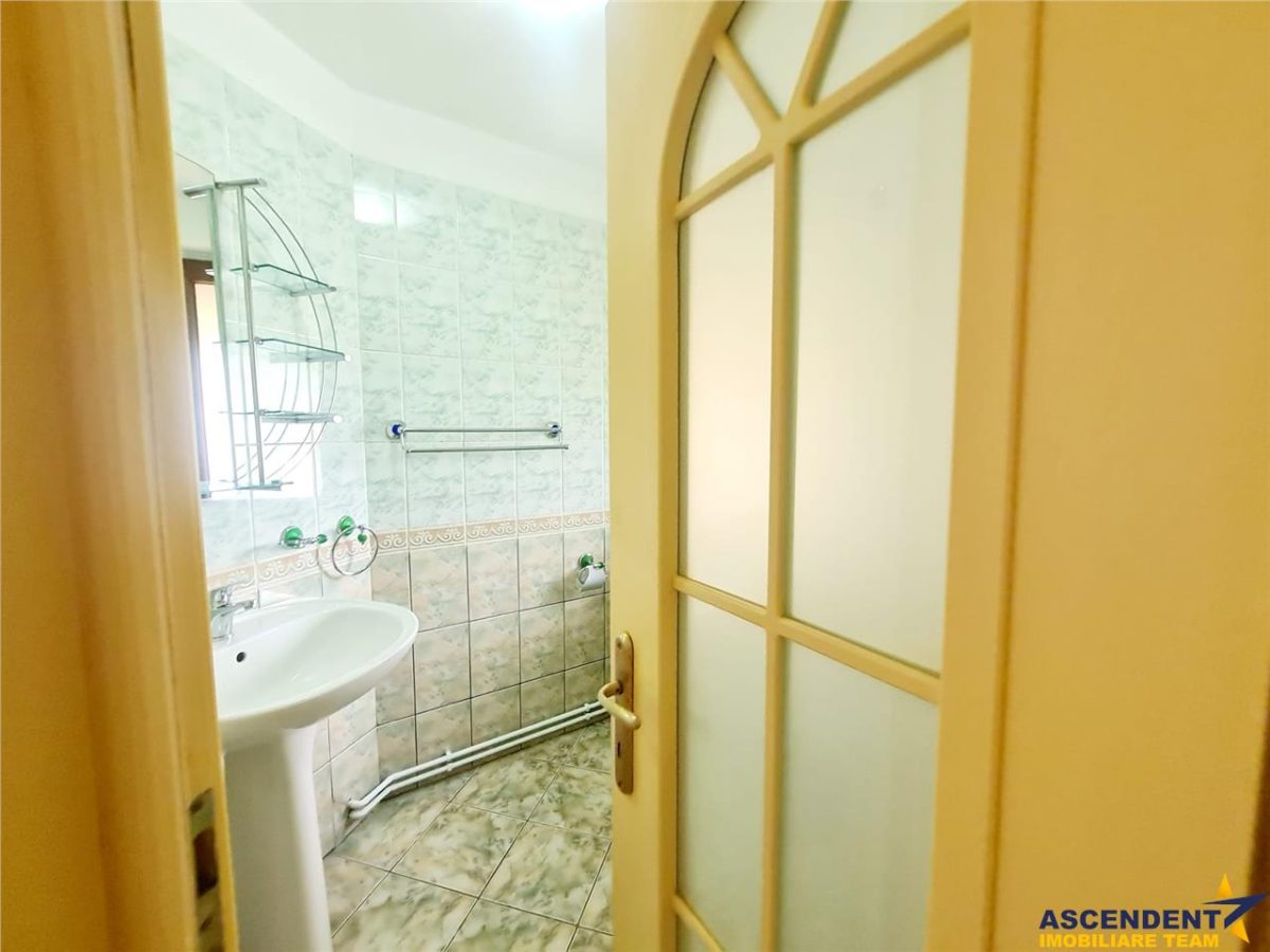 Vila impetuoasa pe 700mp teren:Spatiu versatil pentru locuinta/afacere Premium - foto 9