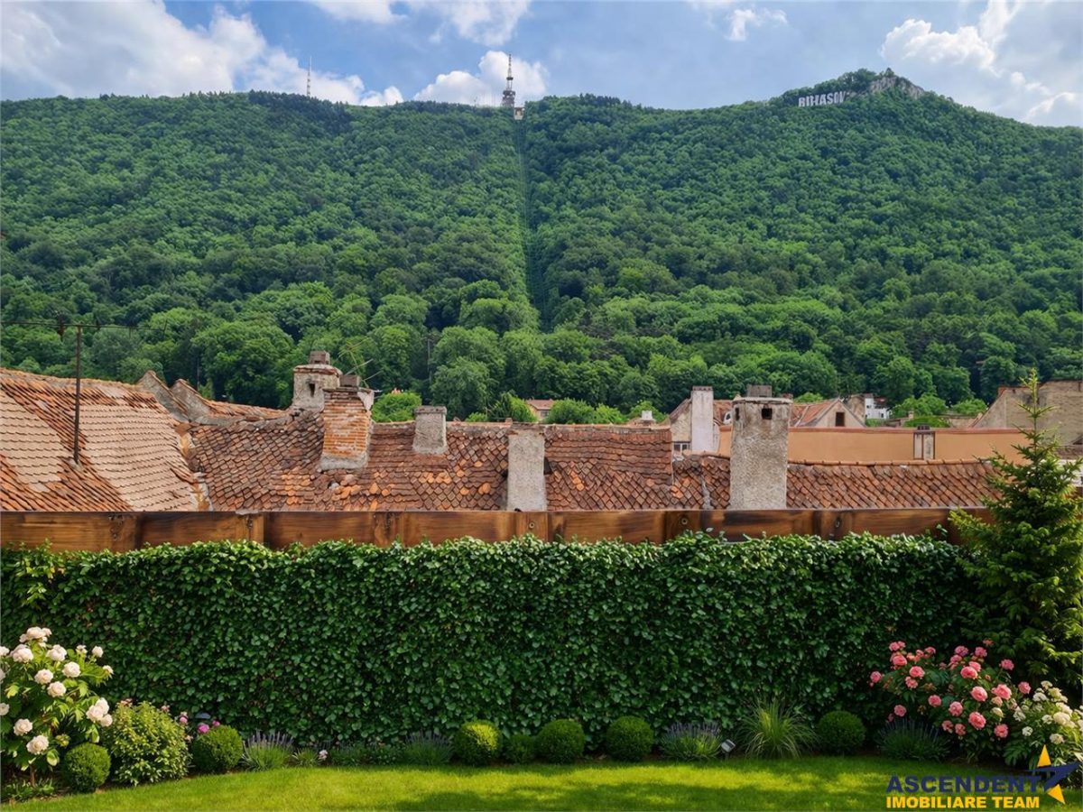 Proprietate cu terase, in ambientul Centrului Istoric .- . Piata Sfatului, Brasov, - 