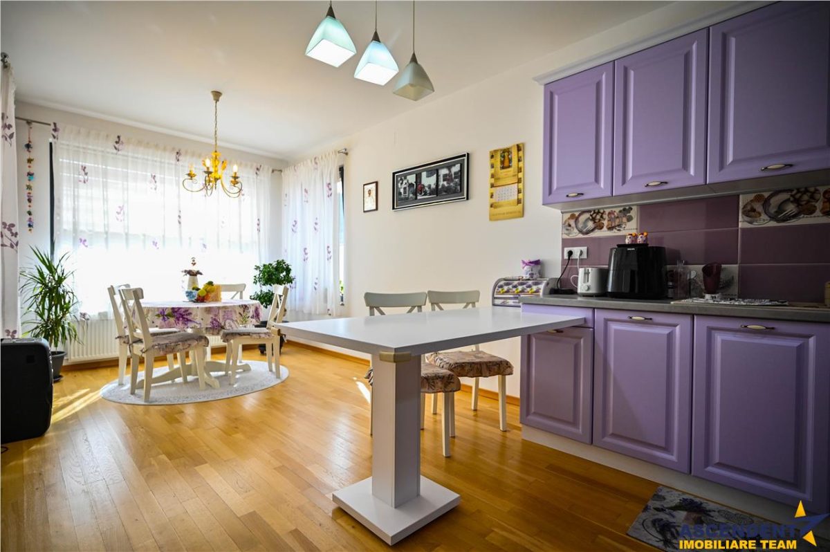 Resedinta distincta, mobilata cu rafinament, pe 1.000 mp teren, Central, Sacele, Brasov - foto 2