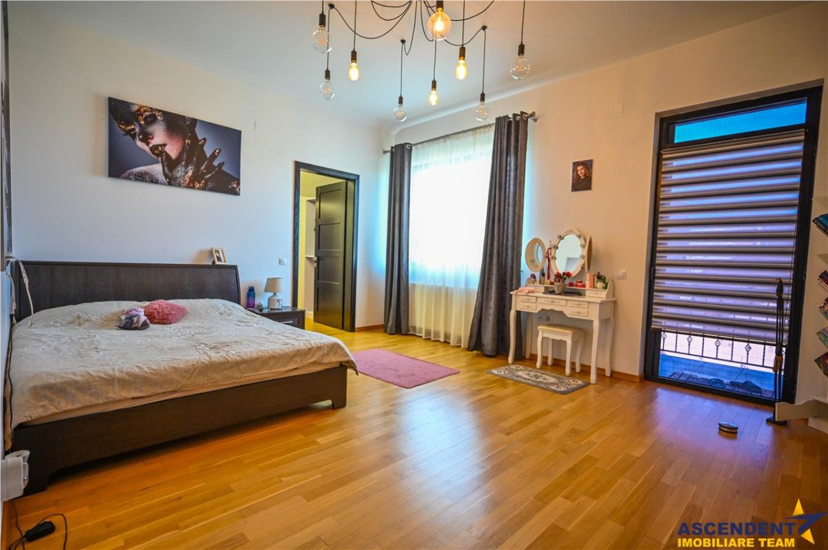 Resedinta distincta, mobilata cu rafinament, pe 1.000 mp teren, Central, Sacele, Brasov - foto 11