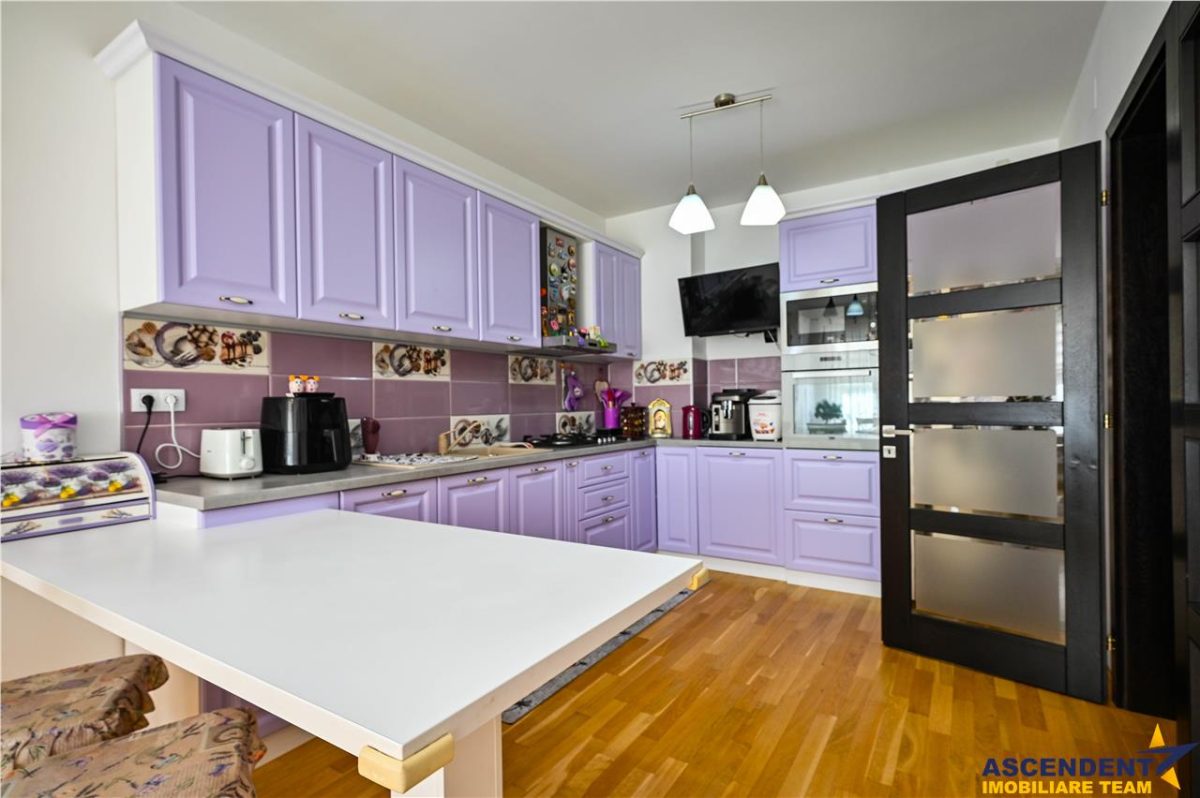 Resedinta distincta, mobilata cu rafinament, pe 1.000 mp teren, Central, Sacele, Brasov - foto 14