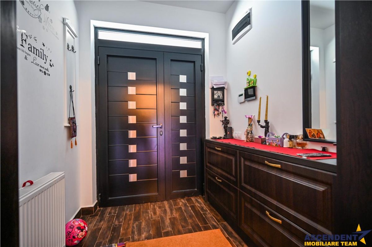 Resedinta distincta, mobilata cu rafinament, pe 1.000 mp teren, Central, Sacele, Brasov - foto 16