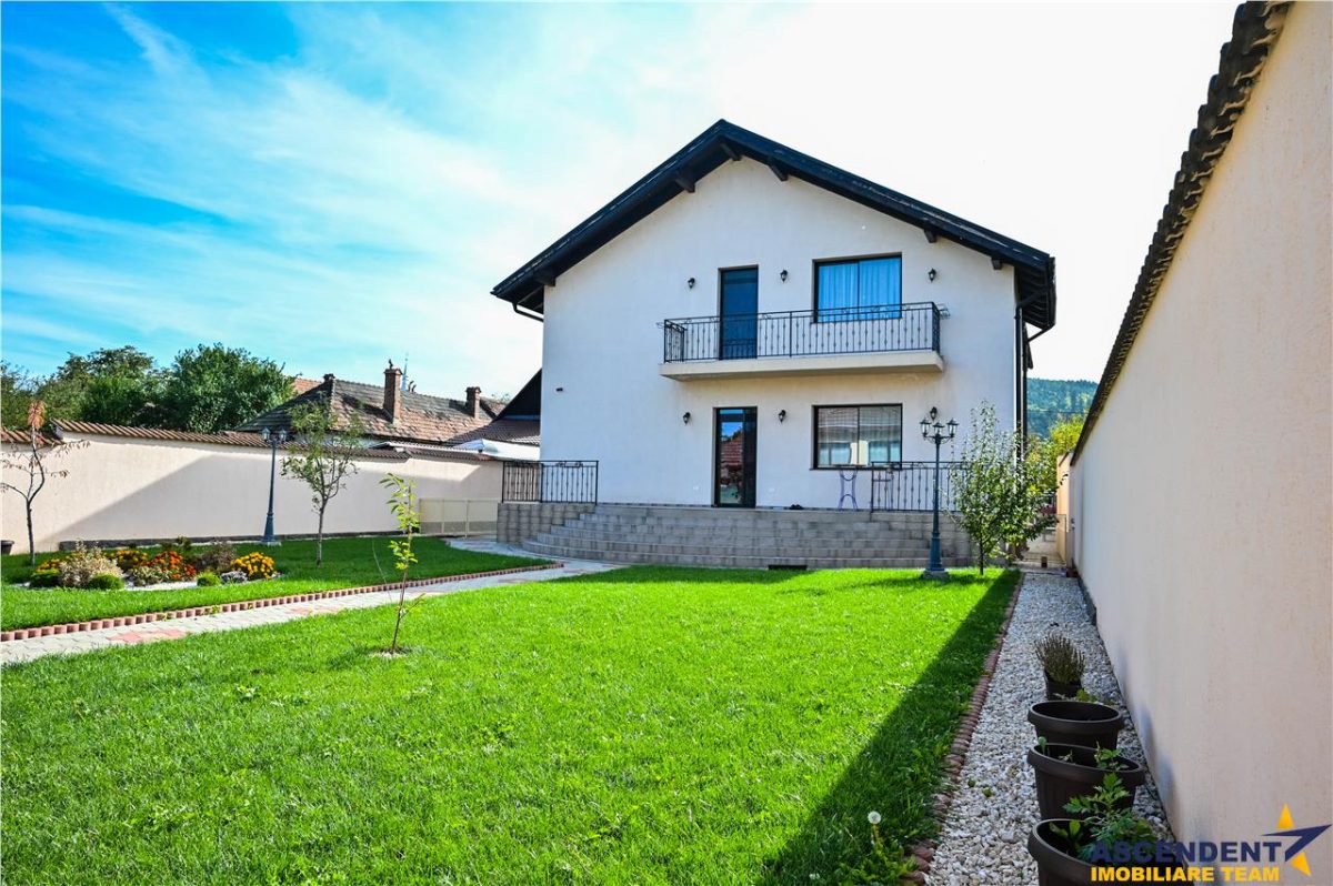 Resedinta distincta, mobilata cu rafinament, pe 1.000 mp teren, Central, Sacele, Brasov - foto 17