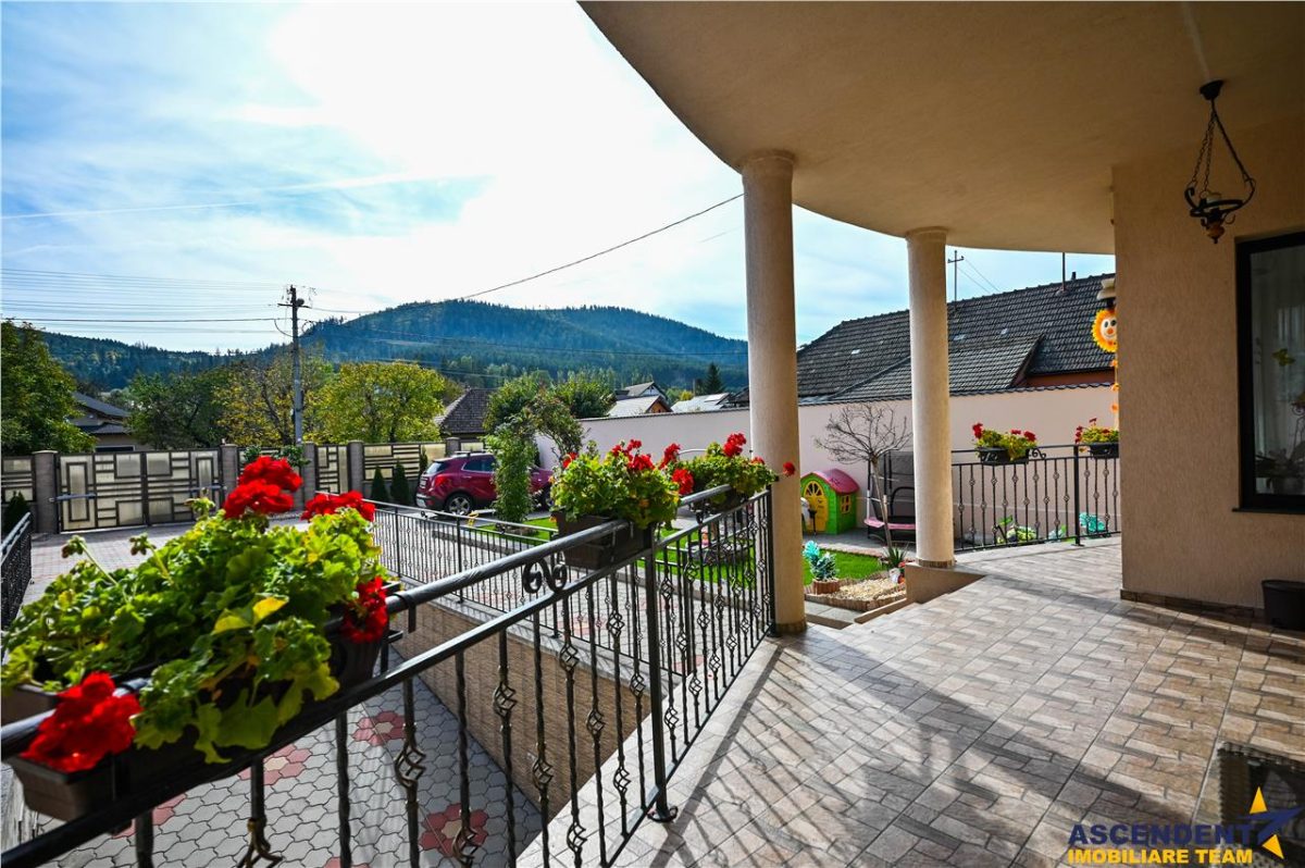 Resedinta distincta, mobilata cu rafinament, pe 1.000 mp teren, Central, Sacele, Brasov - foto 18