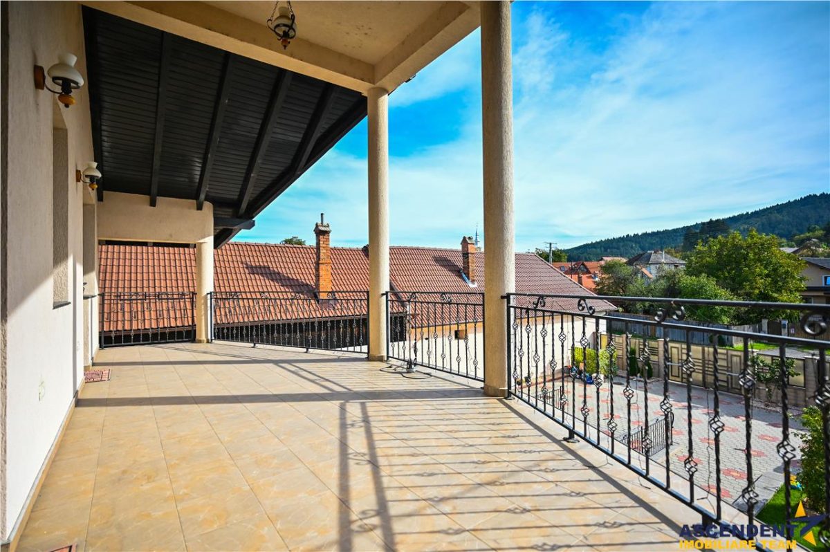 Resedinta distincta, mobilata cu rafinament, pe 1.000 mp teren, Central, Sacele, Brasov - foto 21