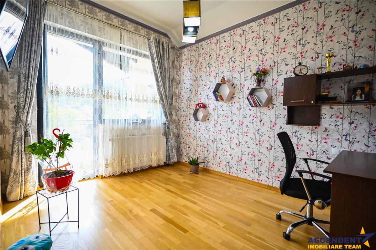 Resedinta distincta, mobilata cu rafinament, pe 1.000 mp teren, Central, Sacele, Brasov - foto 22