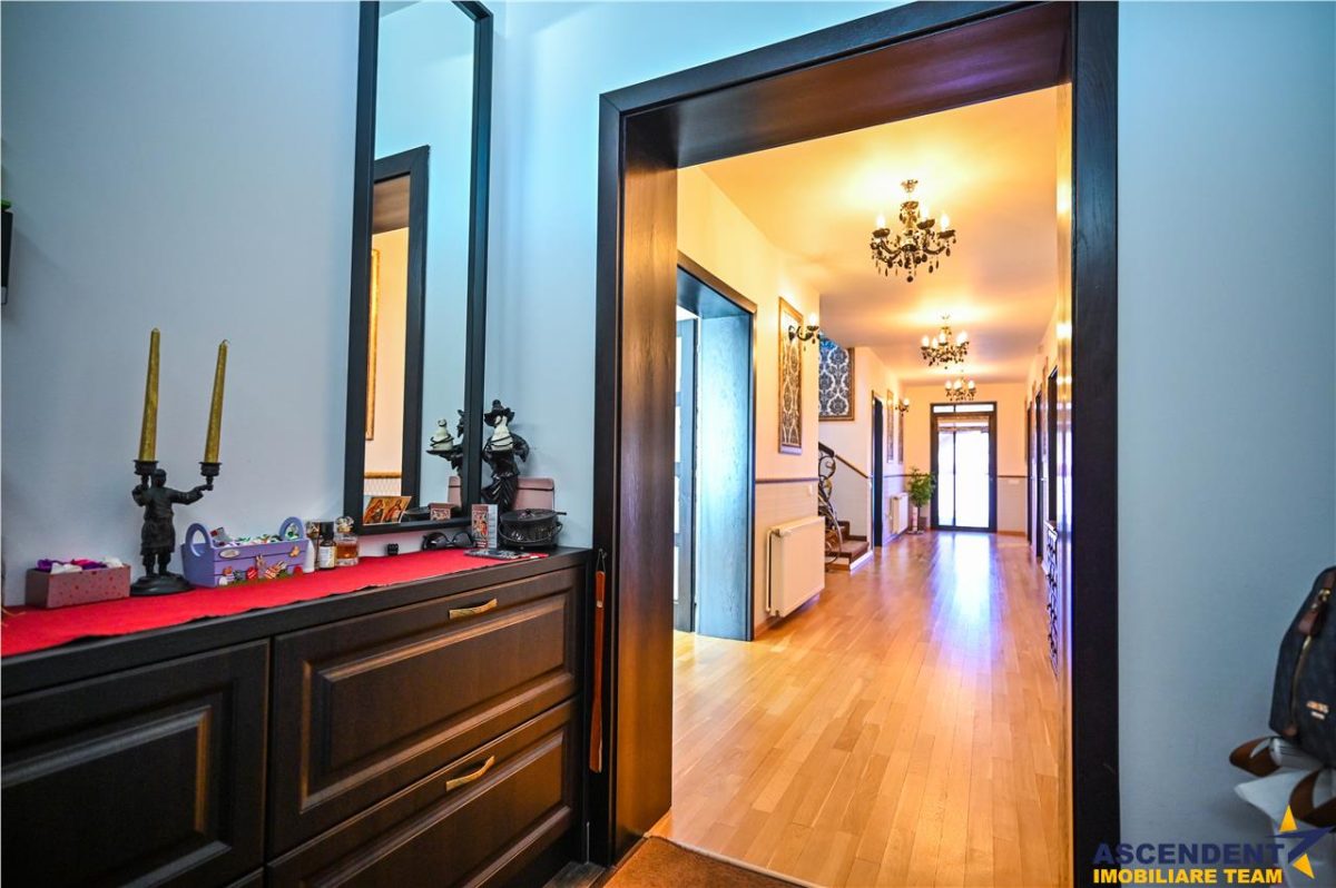 Resedinta distincta, mobilata cu rafinament, pe 1.000 mp teren, Central, Sacele, Brasov - foto 23