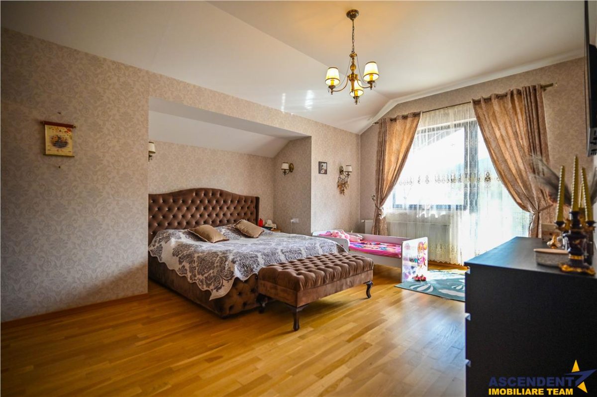 Resedinta distincta, mobilata cu rafinament, pe 1.000 mp teren, Central, Sacele, Brasov - foto 4