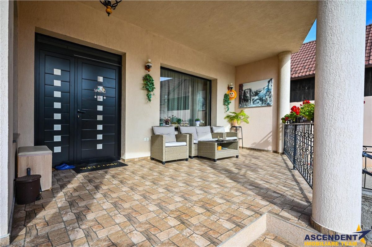 Resedinta distincta, mobilata cu rafinament, pe 1.000 mp teren, Central, Sacele, Brasov - foto 5