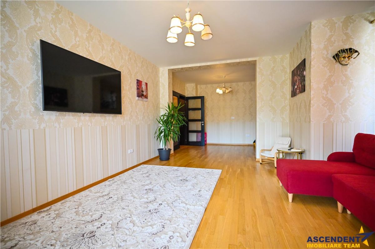 Resedinta distincta, mobilata cu rafinament, pe 1.000 mp teren, Central, Sacele, Brasov - foto 6