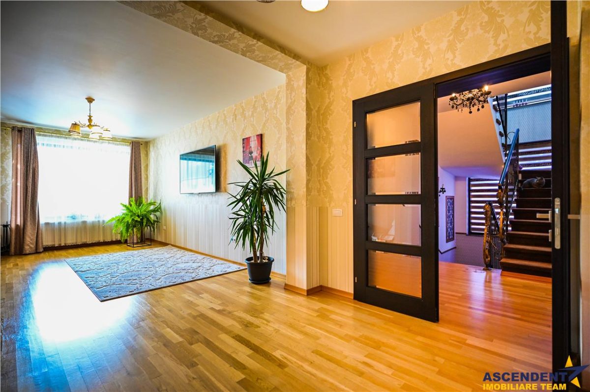 Resedinta distincta, mobilata cu rafinament, pe 1.000 mp teren, Central, Sacele, Brasov - foto 8